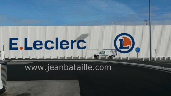 Lettres peintes en acrylique 25,70m x 3m