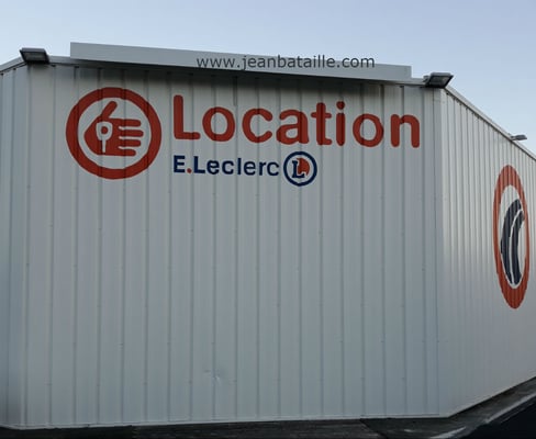 Reproduction du sigle sur bardage en tôle 