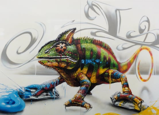 Redleon: Spraydose und Aqryllack auf Hochglanz lackiertes Holz.