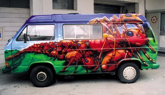 Gestaltung Camping Bus, Spraydose auf Stahl
