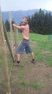 Elias gibt vollen Einsatz beim Zaunbau.