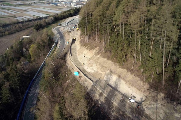 Bewehrte Erde und Nagelwand mit Vorsatzschale