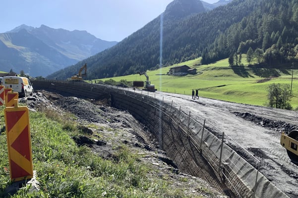 Dammböschung aus Bewehrter Erde