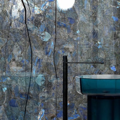 Luxurious shower wall fabricated from labradorite - Maer Charme precious stones