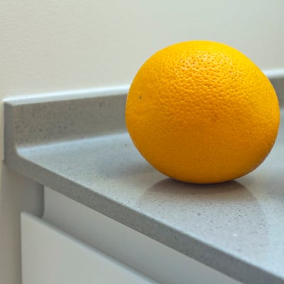 Pilko lieto stalviršio kraštas su borteliu prie sienos / gamintojas: Gforma