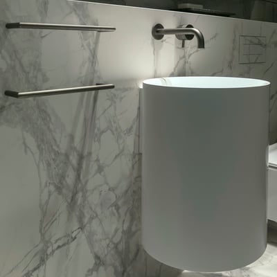 Porcelain walls with light marble pattern in the bathroom