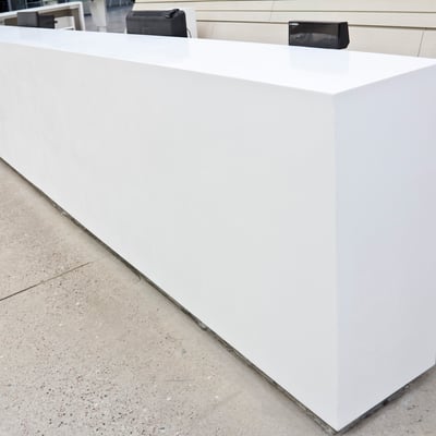 Bibliotekos registratūra iš balto akrilinio akmens / gamintojas - Gforma