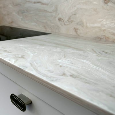 Virtuvės stalviršis ir sienelė iš lieto akmens sujungiami be tarpų ir žymių / gamintojas: Gforma