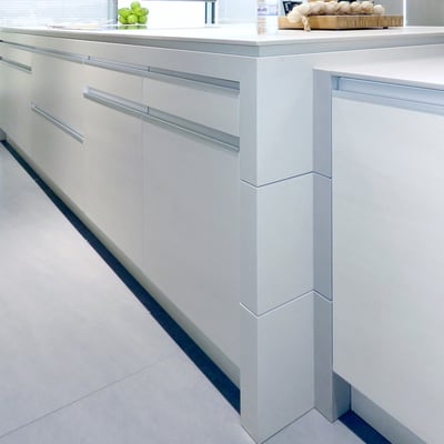 Two-level bar topped with light colored Neolith worktop, with its facades in thin Neolith sintered stone plates