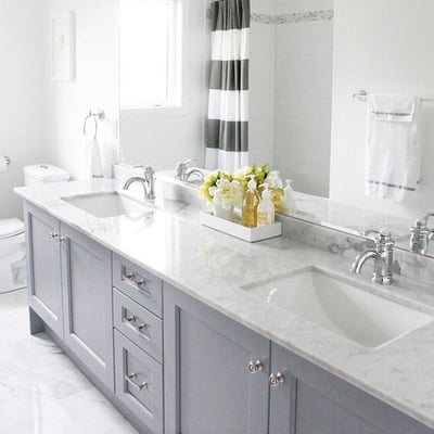 Vonios kambario stalviršis iš balto marmuro su įmontuotais keraminiais praustuvais