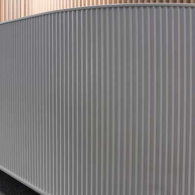 Grioveliais frezuotas verslo centro registratūros šonas iš akrilinio akmens / gamintojas - Gforma