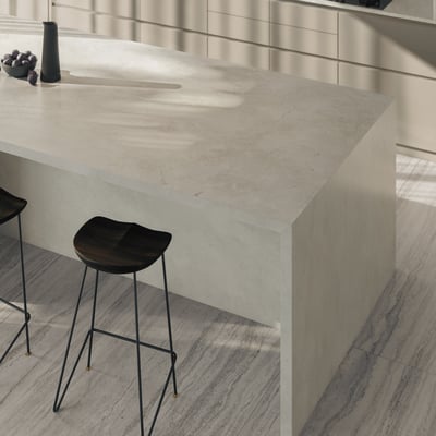 Virtuvės sala iš kreminės spalvos Dekton presuoto akmens