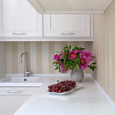 White solid surface worktop with a low curb and integrated sink / fabricator: Gforma