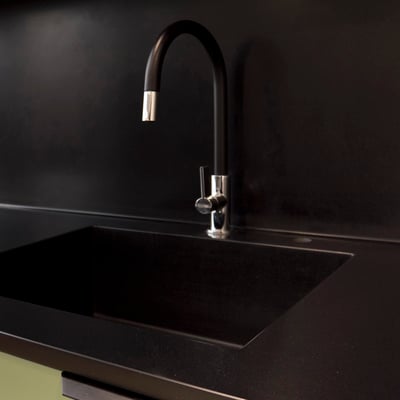 Juodo akrilinio akmens stalviršis su sienele ir lieta plautuve / gamintojas: Gforma