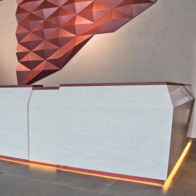 Kampuotų formų registratūra verslo centre iš akrilinio akmens / gamintojas - Gforma