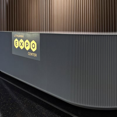 Akrilinio lieto akmens registratūra su šviečiančiu logotipu / gamintojas: Gforma