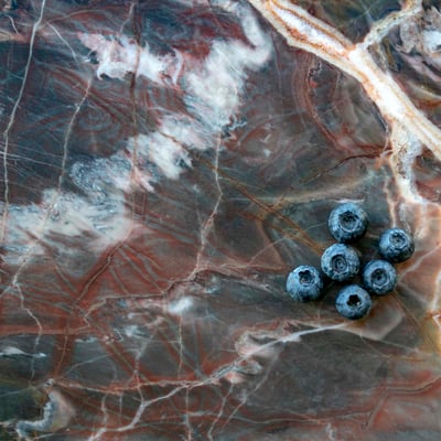 Raudonas marmuras su ryškiomis gyslomis