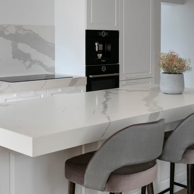 Virtuvės baras iš keraminio akmens laminam