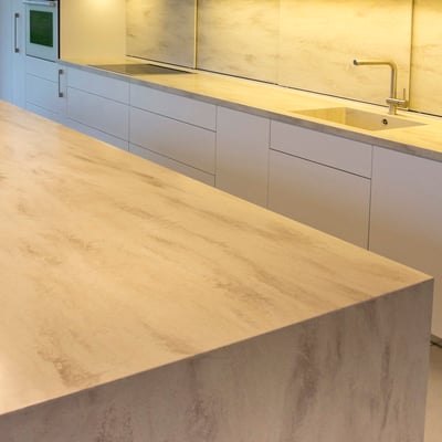 Virtuvės stalviršis, sala ir sienelė iš šviesaus akrilinio akmens / gamintojas - Gforma