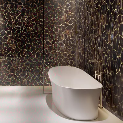 Luxurious bathroom wall fabricated from Black Diamond agate with gold seams - Maer Charme precious stones