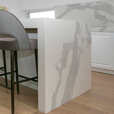 Kitchen worktop, splashback and island coated in porcelain