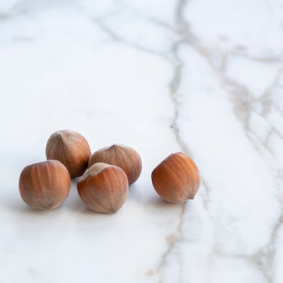 Baltas marmuras su rusvomis gyslomis