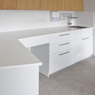 Lieto akmens darbastalis su sienele ir įmontuota plienine plautuve odontologijos klinikoje / gamintojas: Gforma