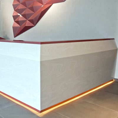 Lieta registratūra verslo centre iš akrilinio akmens / gamintojas: Gforma