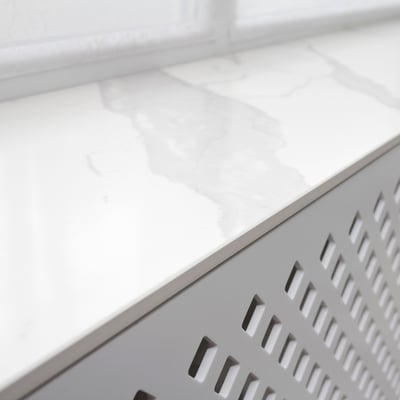 Keraminio akmens palangė su frezuotomis akrilinio akmens grotelėmis