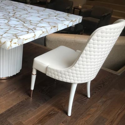 Balto agato stalelis