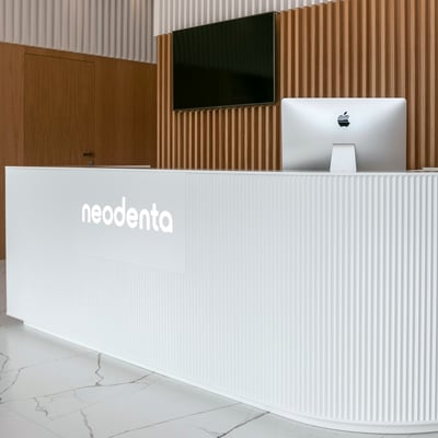 Odontologijos klinikos registratūra iš balto akrilinio akmens Corian / gamintojas - Gforma