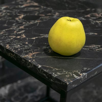 Juodas marmurinis kavos stalelis iš Bronze Fantasy