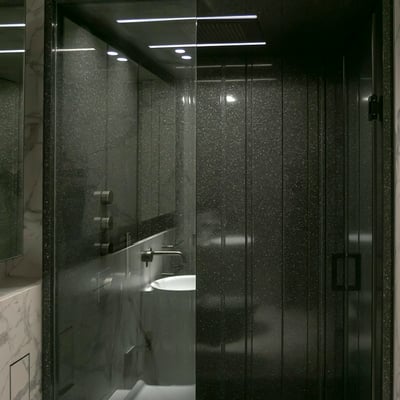 Shower walls clad in black Corian / fabricator - Gforma