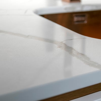 Kvarcinio akmens technistone calacata stalviršis virtuvėje