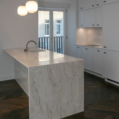 Kitchen island, countertop and splashwall from warm colored acrylic solid surface / fabricator: Gforma