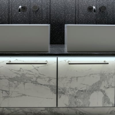 Double bathroom vanity with two white quadrangle sinks standing on a black top / fabricator: Gforma