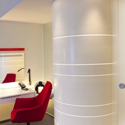 Taip iš išorės atrodo dušo kabina iš akrilinio akmens su išfrezuotomis šviesai laidžiomis juostomis / gamintojas - Gforma