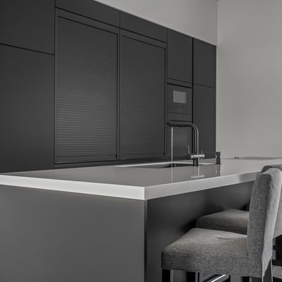 Salos stalviršis iš Corian Glacier White lieto akmens su apačioje integruota LED juosta / gamintojas - Gforma