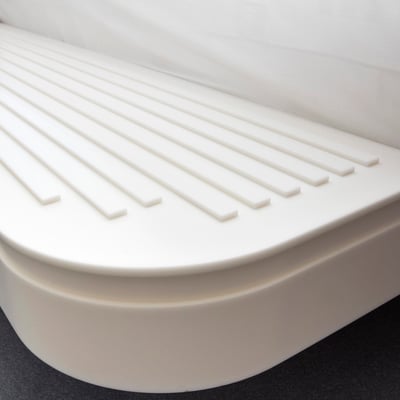 Kabanti lentyna drabužiams prie lovos iš lieto akrilinio akmens / gamintojas: Gforma