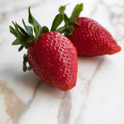 Šviesus marmuras su aukso spalvos gyslomis