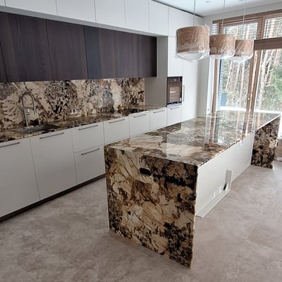 Virtuvės sala, stalviršis ir sienelė iš granito Patagonia / gamintojas - Akmeninis