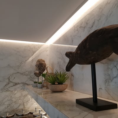 Sienos iš Sensa granito įmonės restorane