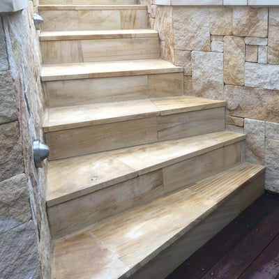 Smiltainio akmens laiptai lauke