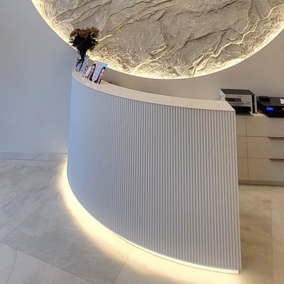 Registratūra odontologojos klinikoje iš Corian Glacier White lieto akmens / gamintojas - Gforma