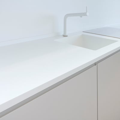 Virtuvės stalviršis su borteliu ir plautuvė iš lieto akrilinio akmens sujungiami be žymių į vientisą baldą / gamintojas: Gforma