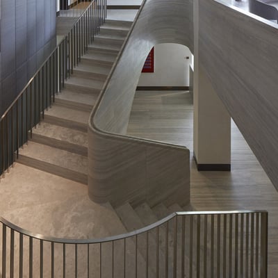 Laiptai ir turėklai iš travertino akmens