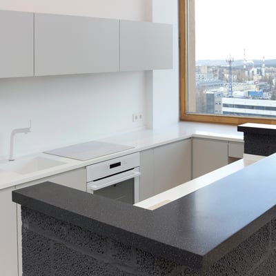 Dark solid surface bar and white kitchen countertop combined / fabricator: Gforma