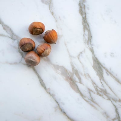 Stalviršis iš balto marmuro su rudomis gyslomis