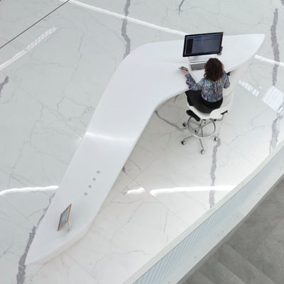 Verslo centro registratūra, pagaminta iš lieto akmens Corian / gamintojas: Gforma