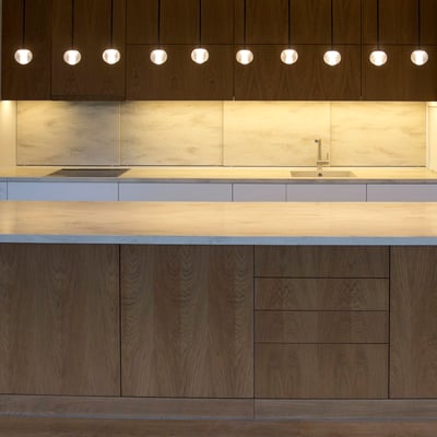 Virtuvės sala su lieto akmens darbastaliu ir stalviršis su slankiojančiomis lietomis durelėmis vietoje sienelės / gamintojas: Gforma